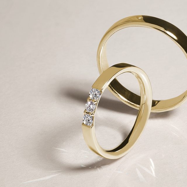 BAGUE EN OR AVEC TRIO DE DIAMANTS - ALLIANCES DE MARIAGE FEMMES - 