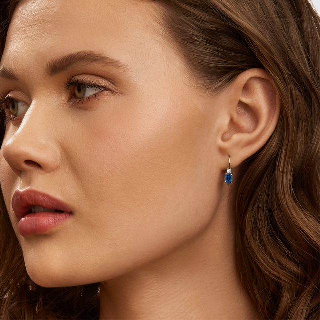 BOUCLES D'OREILLES EN OR, SAPHIRS ET DIAMANTS - BOUCLES D'OREILLES EN SAPHIR - 