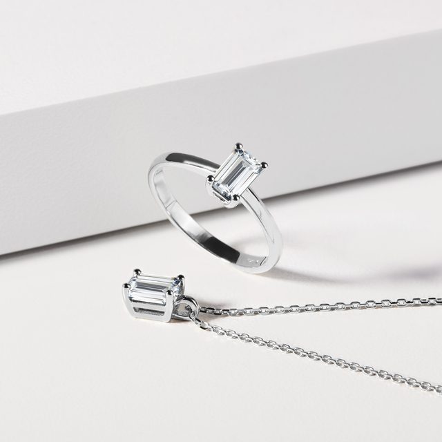 COLLIER EN OR BLANC AVEC DIAMANTS TAILLE ÉMERAUDE - COLLIERS AVEC DIAMANTS - 