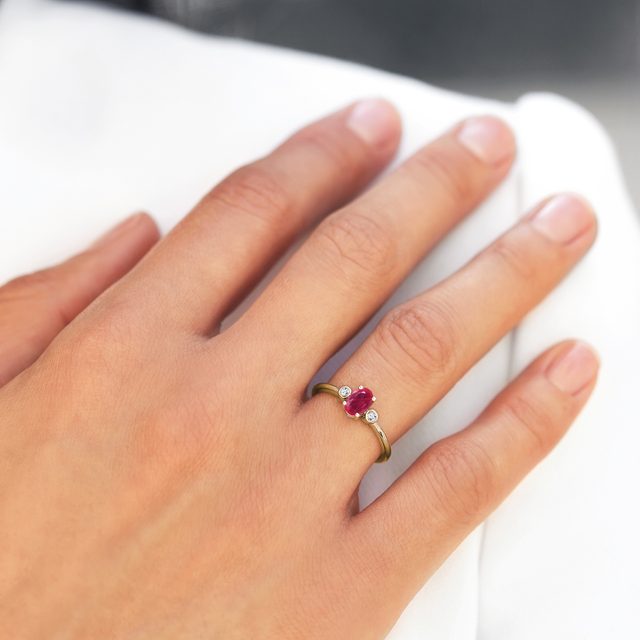 BAGUE EN OR ORNÉE D'UN RUBIS OVALE ET DIAMANT SERTI CLOS - BAGUES DE FIANÇAILLES EN RUBIS - 