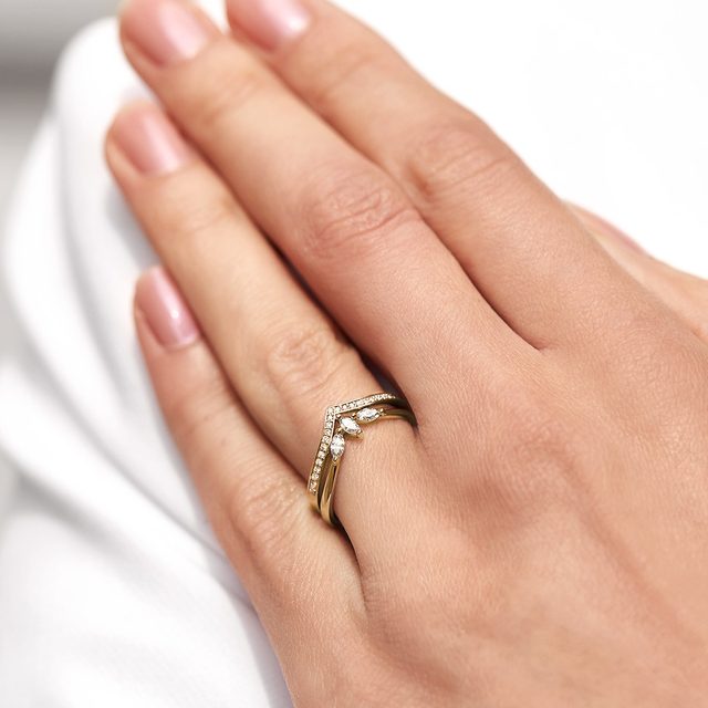 PIERŚCIONEK Z ŻÓŁTEGO ZŁOTA Z DIAMENTAMI O SZLIFIE MARKIZA - ZARĘCZYNOWE Z DIAMENTAMI - 