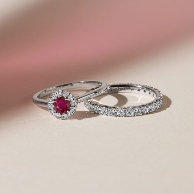 HALO PRSTEN S RUBÍNEM A BRILIANTY V BÍLÉM ZLATĚ - ZÁSNUBNÍ PRSTENY S RUBÍNEM - 