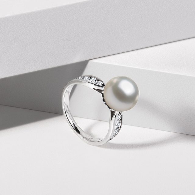 DIAMANTOVÝ PRSTEN S PERLOU AKOYA V BÍLÉM ZLATĚ - PERLOVÉ PRSTENY - 