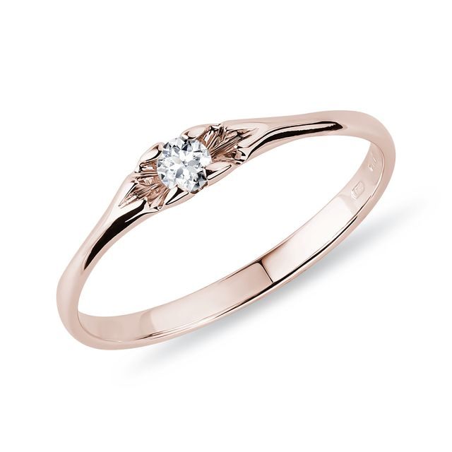 Prsten z růžového zlata s netradičně zasazeným diamantem