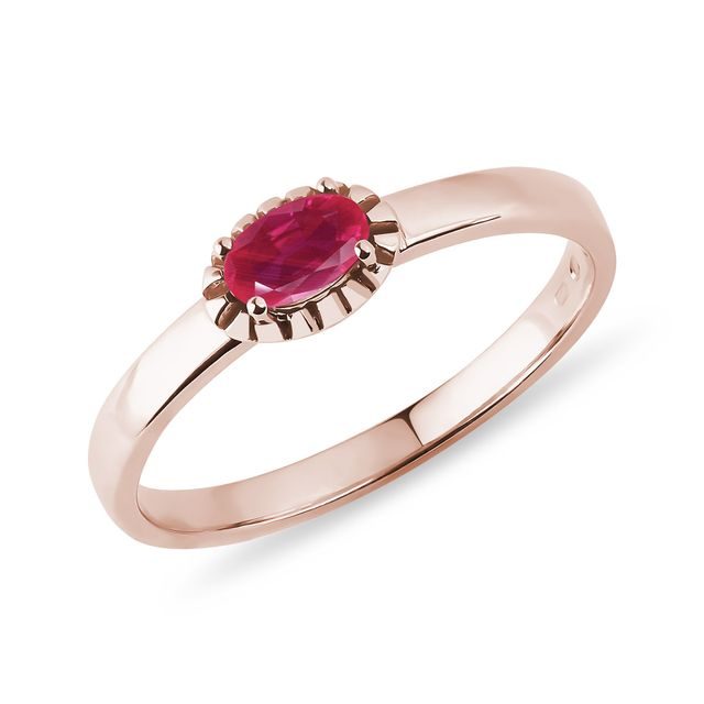 Prsten s oválným rubínem v růžovém zlatě