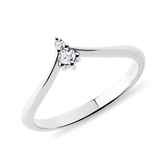 WEISSGOLDENER CHEVRON-RING MIT DIAMANTEN IM BRILLANTSCHLIFF - TRAURINGE FÜR DAMEN{% if zbozi.kategorie.adresa_nazvy[0] != zbozi.kategorie.nazev %} - TRAURINGE{% endif %}