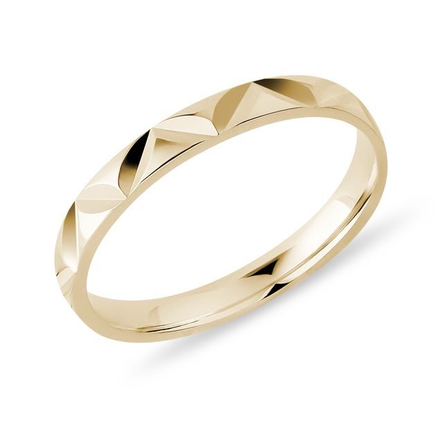 DÁMSKÝ SNUBNÍ PRSTEN S FASETAMI VE ŽLUTÉM ZLATĚ - ZLATÉ PRSTENY - PRSTENY