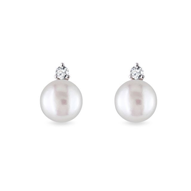 Pearl and diamond stud earrings in white gold