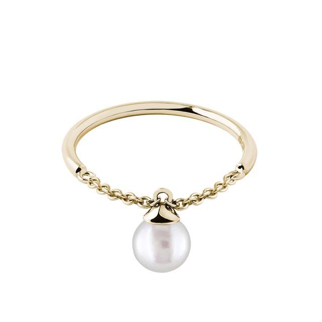 Pearl ring with chain in yellow gold