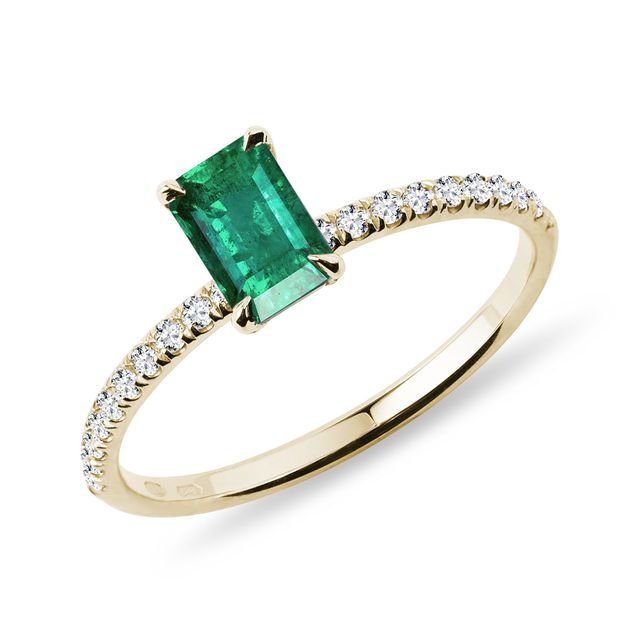 Emerald ring with diamonds in gold