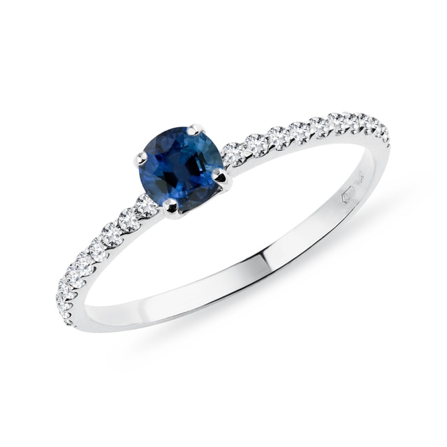 Fine Gold Ring with Diamonds and Sapphire