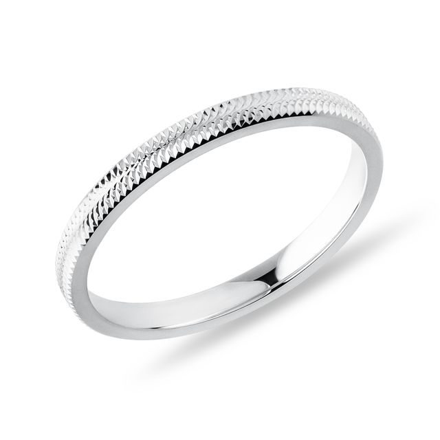 DÁMSKY PRSTEŇ S JEMNÝM GRAVÍROVANÍM V BIELOM ZLATE - PRSTENE BIELE ZLATO - PRSTENE