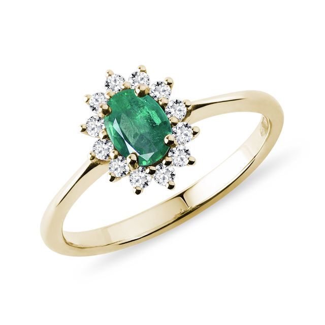 Zlatý prsten s oválným smaragdem a diamanty