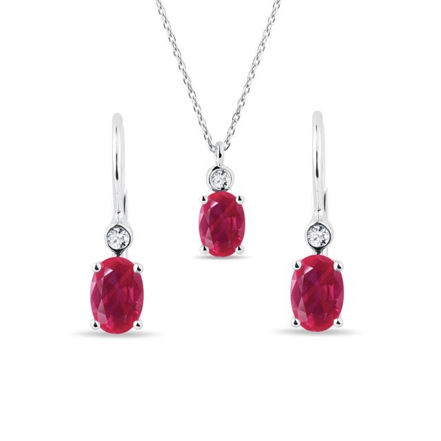 COLLIER ET BOUCLES D'OREILLES EN OR BLANC, RUBIS, DIAMANTS - ENSEMBLES DE BIJOUX EN GEMMES - BIJOUX