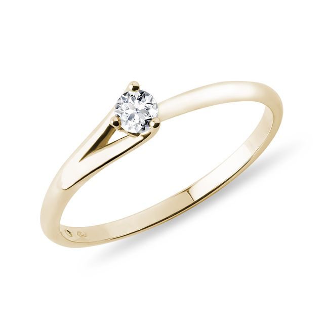 Asymetrický zlatý prsten s briliantem