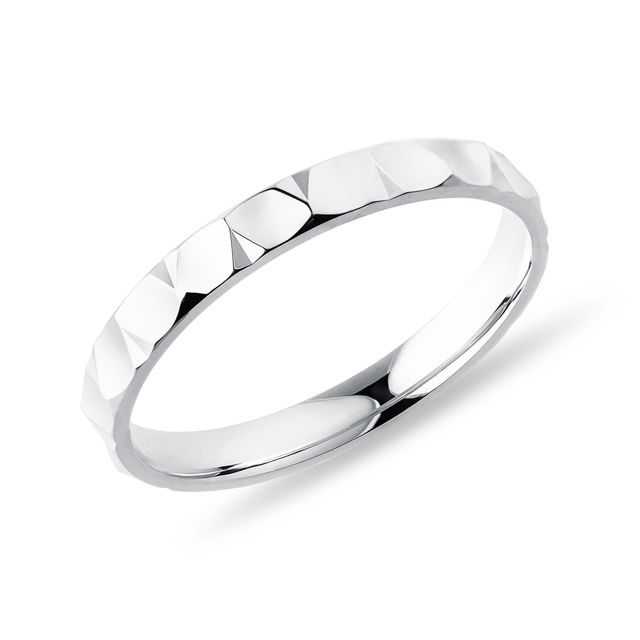 DÁMSKY PRSTEŇ Z BIELEHO ZLATA S VYBRÚSENÝMI FAZETAMI - PRSTENE BIELE ZLATO - PRSTENE