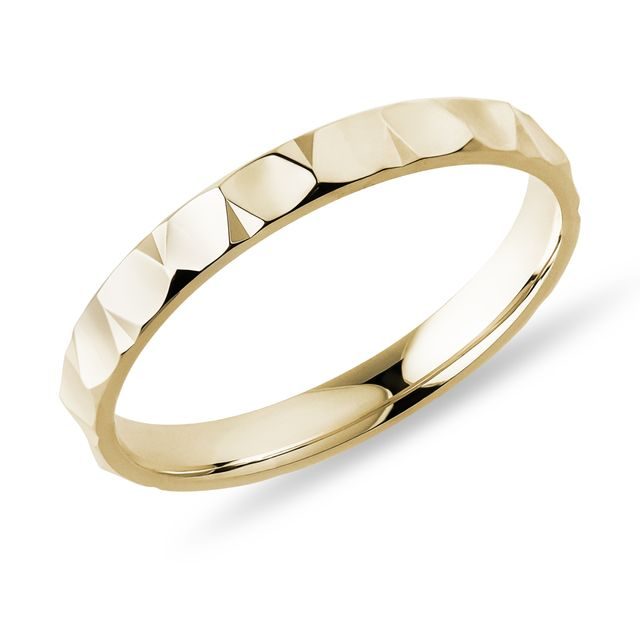 PÁNSKÝ PRSTEN S BROUŠENÝMI FASETAMI VE ŽLUTÉM ZLATĚ - PÁNSKÉ SNUBNÍ PRSTENY - SNUBNÍ PRSTENY