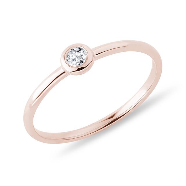 BEZEL PRSTEN S BRILIANTEM V RŮŽOVÉM ZLATĚ - ZÁSNUBNÍ PRSTENY S BRILIANTEM - ZÁSNUBNÍ PRSTENY