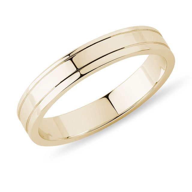 Pánský snubní prsten s rytinami ve žlutém zlatě