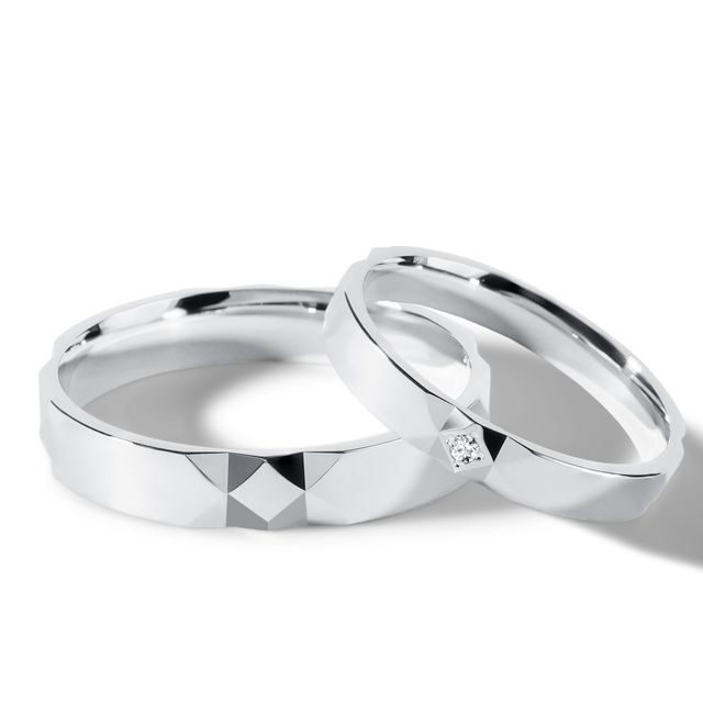 SNUBNÝ SET S FAZETAMI PO STRANÁCH V BIELOM ZLATE - SVADOBNÉ SÚPRAVY Z BIELEHO ZLATA - SVADOBNÉ OBRÚČKY