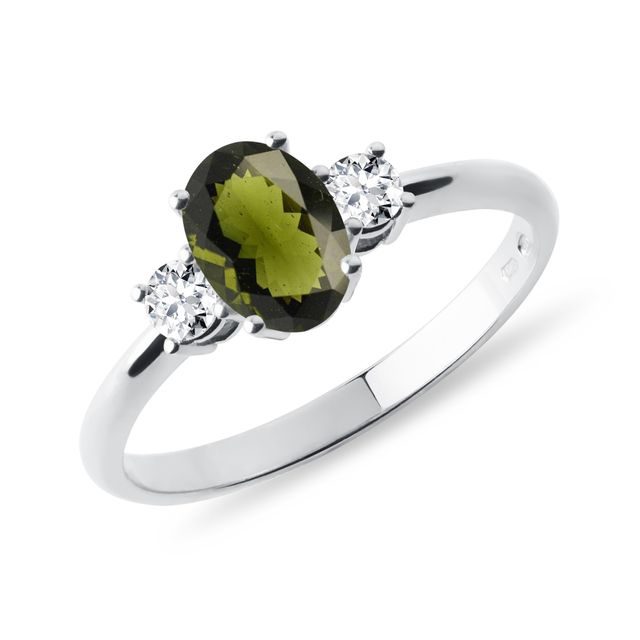 Ring aus Weißgold mit Diamanten und moldavite
