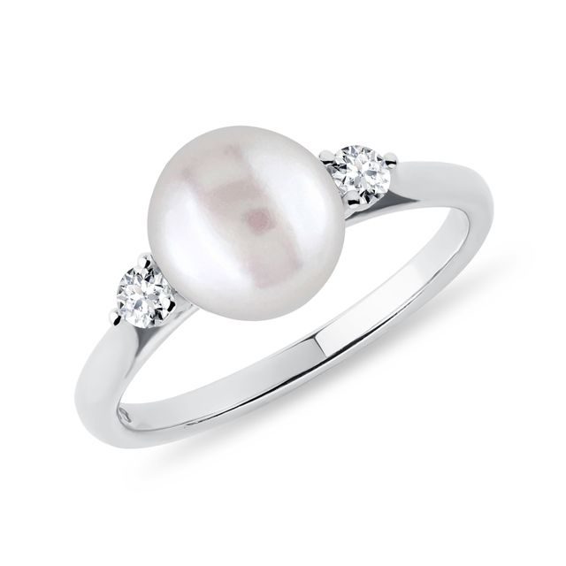 Prsten s perlou a brilianty v bílém zlatě