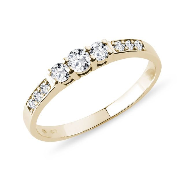 Gelbgoldener Ring mit neun Diamanten