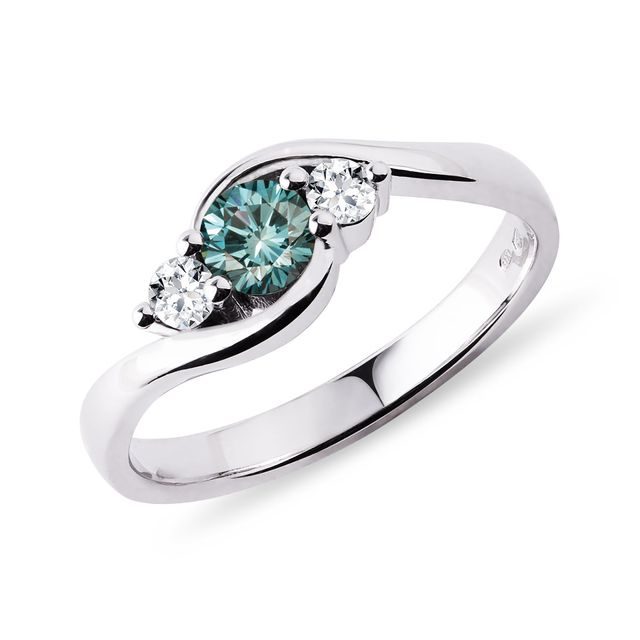 Prsten z bílého zlata s modrým a bílými diamanty
