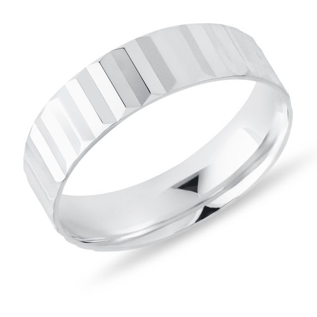 PÁNSKY PRSTEŇ Z BIELEHO ZLATA S PLISÉ ÚPRAVOU - SVADOBNÉ OBRÚČKY PÁNSKE - SVADOBNÉ OBRÚČKY