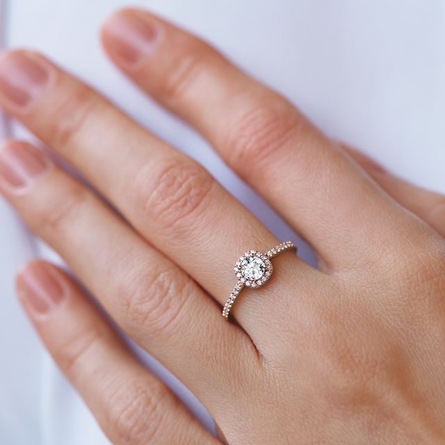 Diamantový zásnubní prsten halo v růžovém zlatě | KLENOTA