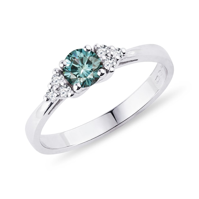 Prsten s modrým a čirými diamanty v bílém zlatě