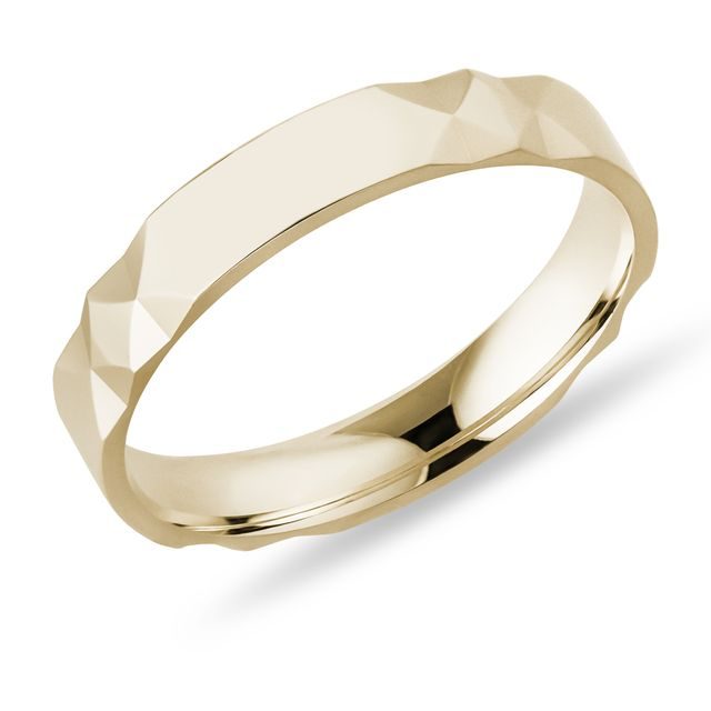 PRSTEN S FASETAMI VE ŽLUTÉM ZLATĚ - PÁNSKÉ SNUBNÍ PRSTENY - SNUBNÍ PRSTENY