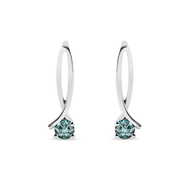 BOUCLES D'OREILLES RUBAN EN OR BLANC AVEC DIAMANTS BLEUS - BOUCLES D'OREILLES EN DIAMANT - BOUCLES D'OREILLES