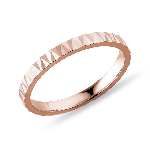 DAMENRING MIT FACETTIERTEM MUSTER AUS ROSÉGOLD - RINGE ROSÉGOLD - RINGE