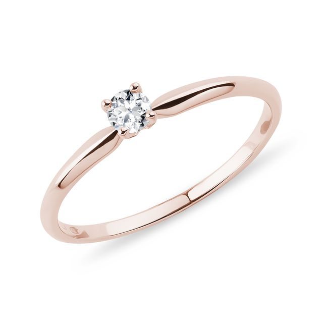 Delikatny pierścionek zaręczynowy z diamentem w różowym złocie