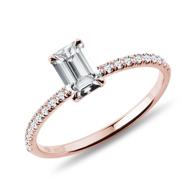 Prsten s emerald diamantem v růžovém zlatě