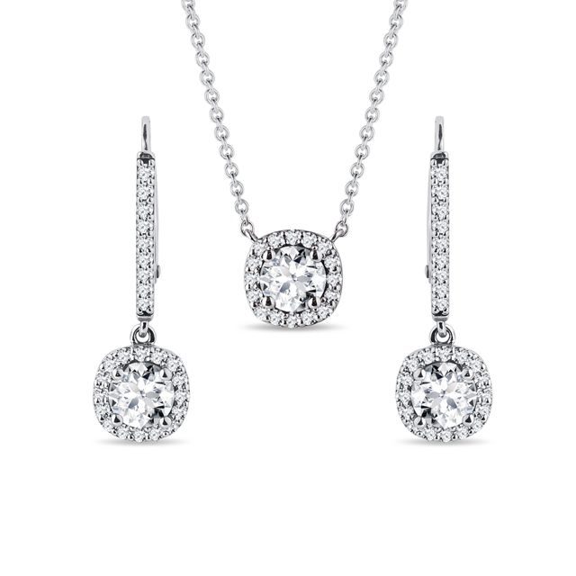 UN ENSEMBLE DE BIJOUX LUXUEUX AVEC DES DIAMANTS DANS UN STYLE HALO - ENSEMBLES DE BIJOUX EN DIAMANT - BIJOUX