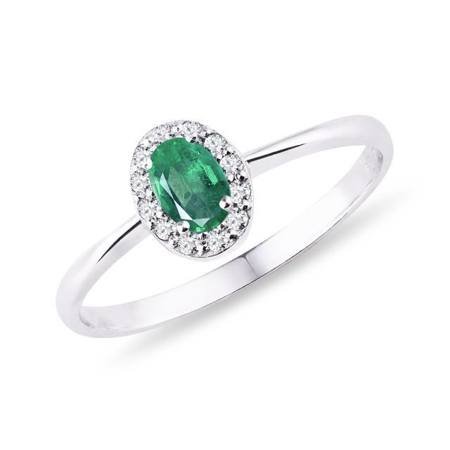 Prsten s oválným smaragdem a diamanty v bílém zlatě