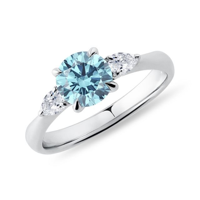 BAGUE EN OR BLANC, DIAMANT DE SYNTHÈSE BLEU ET DIAMANTS - BAGUES AVEC DIAMANTS DE SYNTHÈSE - BAGUES DE FIANÇAILLES