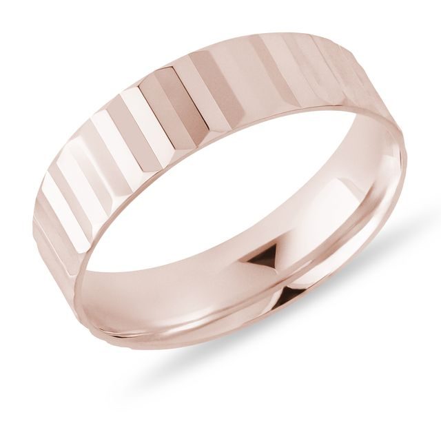 PÁNSKÝ PRSTEN S PLISÉ ÚPRAVOU V RŮŽOVÉM ZLATĚ - PÁNSKÉ SNUBNÍ PRSTENY - SNUBNÍ PRSTENY