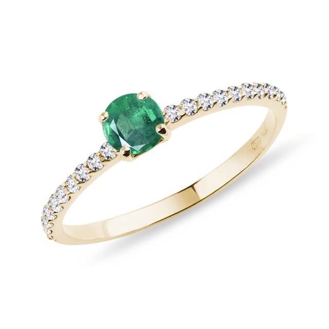 Ring with Diamonds and a Green Emerald in Yellow Gold