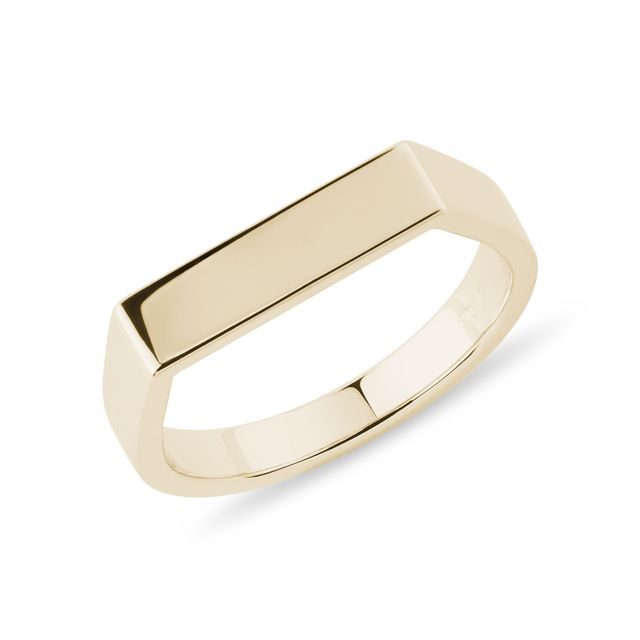 Široký zlatý prsten na malíček s rovnou ploškou