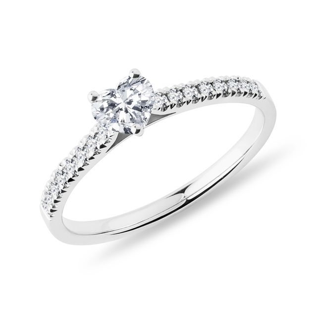 ROMANTISCHER DIAMANTRING MIT HERZMOTIV IN WEISSGOLD - VERLOBUNGSRINGE DIAMANTEN - VERLOBUNGSRINGE