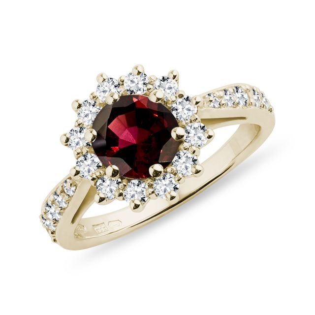PRSTEŇ ZO ŽLTÉHO ZLATA S OKRÚHLYM GRANÁTOM A BRILIANTMI - PRSTENE GRANÁT - PRSTENE