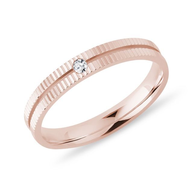 PRSTEN S DIAMANTEM A VROUBKOVÁNÍM V RŮŽOVÉM ZLATĚ - PRSTENY S DIAMANTY - PRSTENY