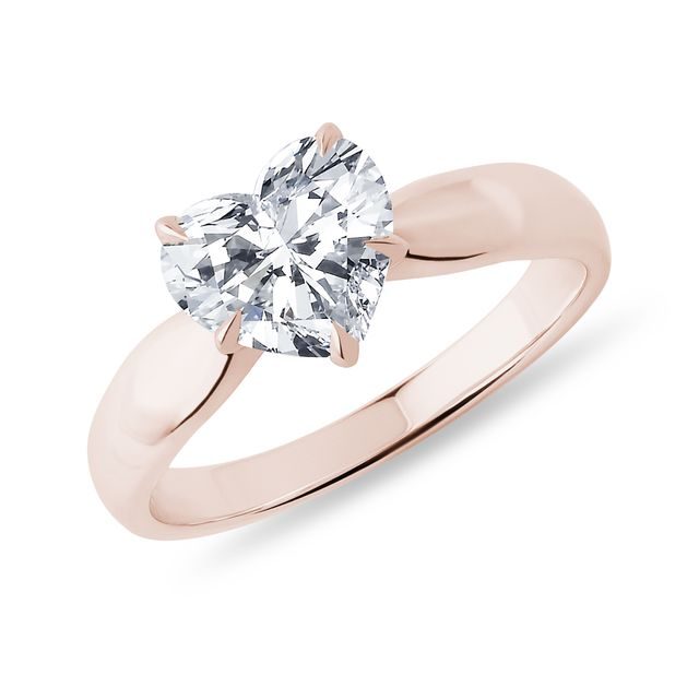 PIERŚCIONEK Z RÓŻOWEGO ZŁOTA Z LABORATORYJNYM DIAMENTEM W KSZTAŁCIE SERCA - PIERŚCIONKI Z LAB GROWN DIAMENTAMI - PIERŚCIONKI ZARĘCZYNOWE