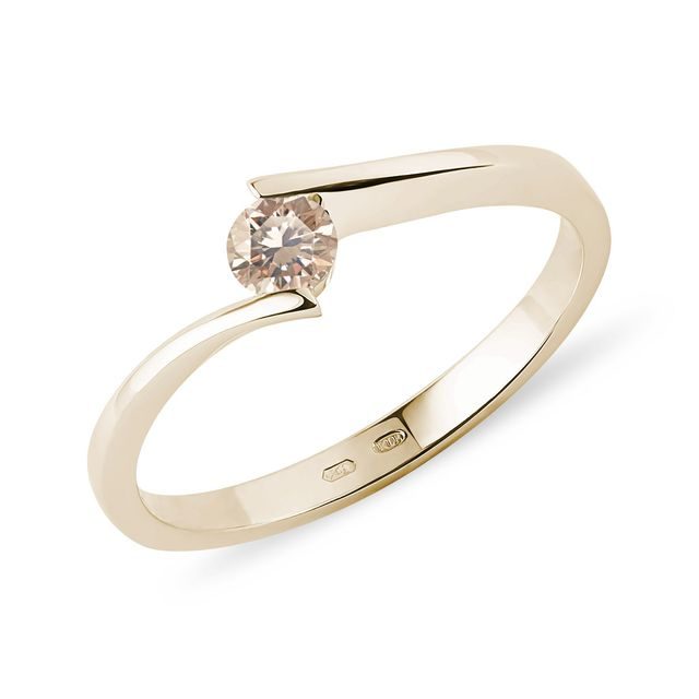 Spirálovitý prsten ze žlutého zlata s champagne diamantem