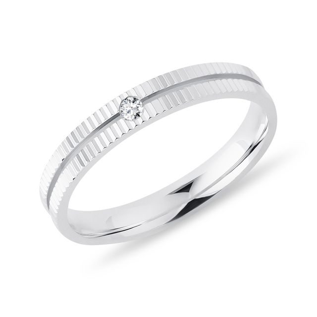 PRSTEŇ Z BIELEHO ZLATA S DIAMANTOM A VRÚBKOVANÍM - PRSTENE DIAMANT - PRSTENE