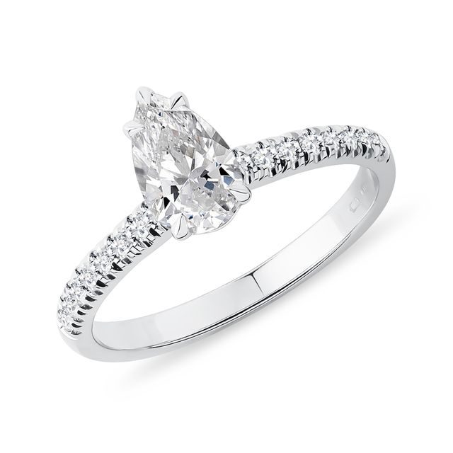 White gold ring with 0,7ct drop diamond and brilliant cut diamonds