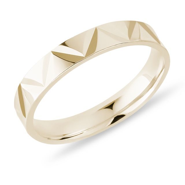 PRSTEN SE STRUKTUROVANÝM POVRCHEM VE ŽLUTÉM ZLATĚ - PÁNSKÉ SNUBNÍ PRSTENY - SNUBNÍ PRSTENY